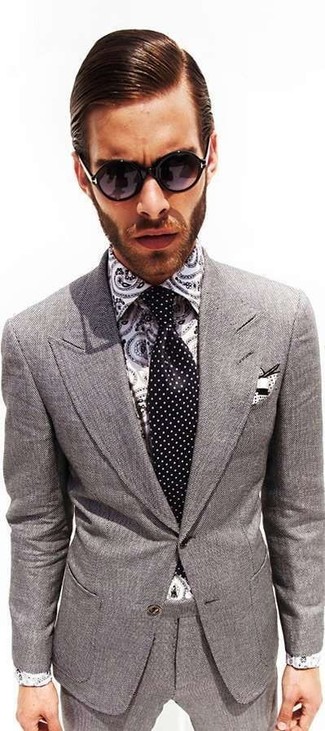 Comment porter une cravate á pois noire: Essaie d'associer un costume en laine gris avec une cravate á pois noire pour une silhouette classique et raffinée.