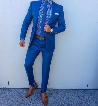 Comment porter une cravate en tricot bleu marine: Pense à associer un costume bleu avec une cravate en tricot bleu marine pour un look classique et élégant. D'une humeur créatrice? Assortis ta tenue avec une paire de double monks en cuir marron.