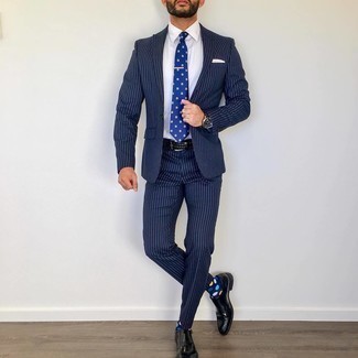 Comment porter une cravate imprimée bleue: Pense à porter un costume à rayures verticales bleu marine et une cravate imprimée bleue pour un look classique et élégant. Tu veux y aller doucement avec les chaussures? Termine ce look avec une paire de double monks en cuir noirs pour la journée.