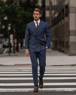 Comment porter une cravate marron à 30 ans: Choisis un costume bleu marine et une cravate marron pour une silhouette classique et raffinée. Jouez la carte décontractée pour les chaussures et fais d'une paire de double monks en cuir marron ton choix de souliers.