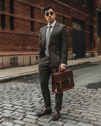 Comment porter une cravate grise: Choisis un costume marron foncé et une cravate grise pour un look classique et élégant. Si tu veux éviter un look trop formel, fais d'une paire de double monks en cuir marron foncé ton choix de souliers.