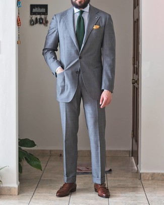 Comment porter une cravate vert foncé: L'association d'un costume gris et d'une cravate vert foncé peut te démarquer de la foule. Si tu veux éviter un look trop formel, opte pour une paire de double monks en cuir marron.