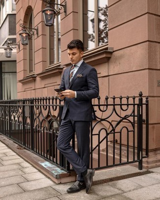 Comment porter une cravate à rayures horizontales marron à 30 ans: Pense à associer un costume à carreaux bleu marine avec une cravate à rayures horizontales marron pour un look pointu et élégant. Une paire de double monks en cuir noirs apporte une touche de décontraction à l'ensemble.