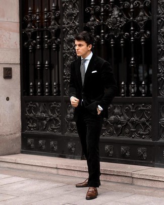 Comment porter une cravate en tricot grise: Pense à opter pour un costume en velours noir et une cravate en tricot grise pour un look classique et élégant. D'une humeur créatrice? Assortis ta tenue avec une paire de double monks en cuir marron foncé.