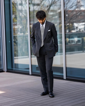 Comment porter une cravate écossaise grise: Pense à porter un costume à rayures verticales noir et une cravate écossaise grise pour une silhouette classique et raffinée. Si tu veux éviter un look trop formel, assortis cette tenue avec une paire de mocassins à pampilles en cuir noirs.