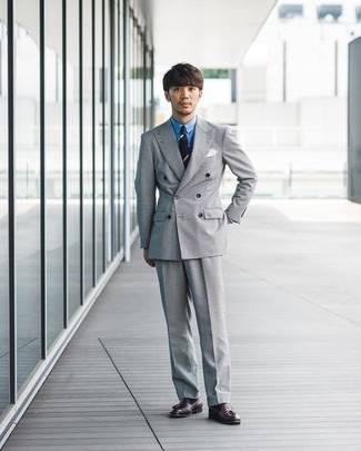 Comment s'habiller pour un style elégantes: Harmonise un costume à carreaux gris avec une chemise de ville bleu clair pour dégager classe et sophistication.