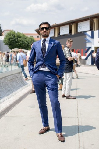 Comment porter une cravate á pois bleue pour un style elégantes à 30 ans: Essaie d'harmoniser un costume bleu avec une cravate á pois bleue pour un look pointu et élégant. Si tu veux éviter un look trop formel, fais d'une paire de mocassins à pampilles en cuir marron ton choix de souliers.
