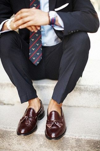 Comment porter des slippers en cuir rouges à 30 ans: Harmonise un costume gris foncé avec une chemise de ville bleu clair pour dégager classe et sophistication. Tu veux y aller doucement avec les chaussures? Choisis une paire de slippers en cuir rouges pour la journée.