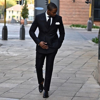 Comment porter une cravate en été à 20 ans: Associe un costume noir avec une cravate pour un look classique et élégant. Jouez la carte décontractée pour les chaussures et opte pour une paire de mocassins à pampilles en cuir noirs. Cette tenue est extra pour l'été.