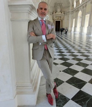 Comment porter une cravate fuchsia: Associe un costume gris avec une cravate fuchsia pour un look classique et élégant. D'une humeur créatrice? Assortis ta tenue avec une paire de mocassins à pampilles en cuir rouges.
