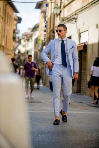 Comment porter un costume bleu clair: Opte pour un costume bleu clair avec une chemise de ville blanche pour une silhouette classique et raffinée. Si tu veux éviter un look trop formel, termine ce look avec une paire de mocassins à pampilles en cuir noirs.