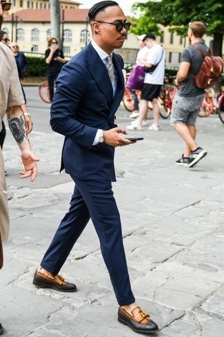 Comment porter des slippers en cuir marron clair: Essaie de marier un costume bleu marine avec une chemise de ville blanche pour un look pointu et élégant. Pourquoi ne pas ajouter une paire de slippers en cuir marron clair à l'ensemble pour une allure plus décontractée?