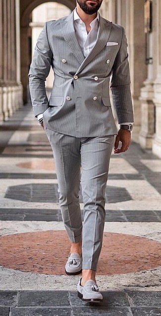 Un costume à porter avec des slippers gris: Choisis un costume et une chemise de ville blanche pour un look classique et élégant. Jouez la carte décontractée pour les chaussures et opte pour une paire de slippers gris.