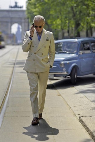 Comment porter un costume avec des slippers après 50 ans: Pense à harmoniser un costume avec une chemise de ville à rayures verticales bleue pour dégager classe et sophistication. Cet ensemble est parfait avec une paire de slippers.