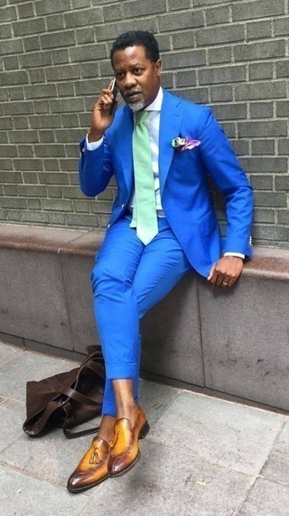 Comment porter une cravate verte: Harmonise un costume bleu avec une cravate verte pour un look classique et élégant. Tu veux y aller doucement avec les chaussures? Fais d'une paire de mocassins à pampilles en cuir tabac ton choix de souliers pour la journée.