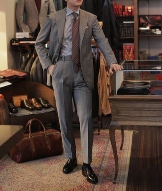 Comment porter une cravate géométrique marron pour un style elégantes: Associe un costume gris avec une cravate géométrique marron pour un look classique et élégant. Jouez la carte décontractée pour les chaussures et fais d'une paire de mocassins à pampilles en cuir noirs ton choix de souliers.