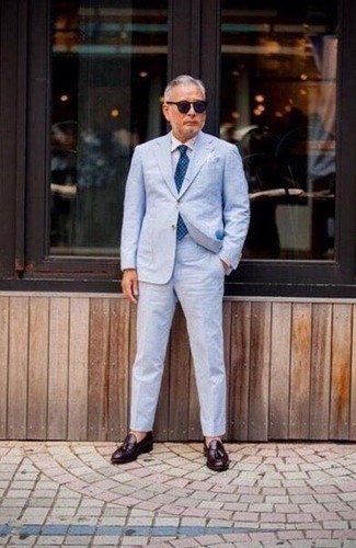 Comment porter des slippers rouges après 50 ans: Choisis un costume bleu clair et une chemise de ville blanche pour une silhouette classique et raffinée. Si tu veux éviter un look trop formel, choisis une paire de slippers rouges.