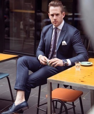 Comment porter une cravate pourpre pour un style elégantes en été: Pense à porter un costume bleu marine et une cravate pourpre pour dégager classe et sophistication. Si tu veux éviter un look trop formel, opte pour une paire de mocassins à pampilles en cuir bleu marine. Un look génial qui sent bon l'été.