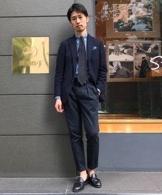 Comment porter une cravate gris foncé: Harmonise un costume bleu marine avec une cravate gris foncé pour un look classique et élégant. Jouez la carte décontractée pour les chaussures et assortis cette tenue avec une paire de mocassins à pampilles en cuir noirs.