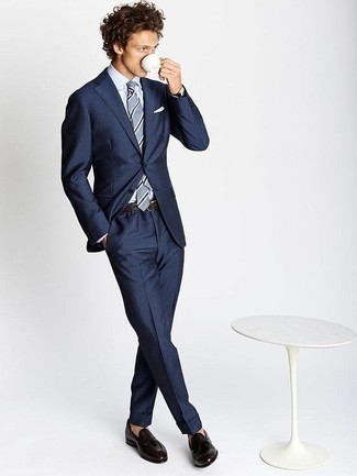 Comment porter une cravate à rayures horizontales bleu clair: Choisis un costume bleu marine et une cravate à rayures horizontales bleu clair pour un look pointu et élégant. D'une humeur audacieuse? Complète ta tenue avec une paire de mocassins à pampilles en cuir marron foncé.