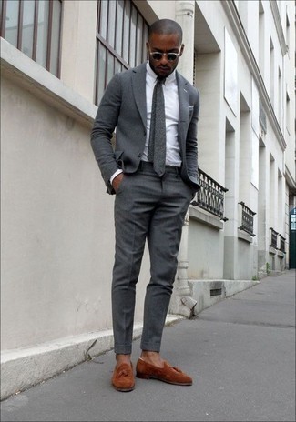 Comment porter une cravate grise: Pense à marier un costume gris avec une cravate grise pour un look classique et élégant. Jouez la carte décontractée pour les chaussures et choisis une paire de mocassins à pampilles en daim tabac.