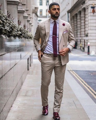 Comment porter une cravate á pois bordeaux: Pense à harmoniser un costume beige avec une cravate á pois bordeaux pour un look pointu et élégant. Si tu veux éviter un look trop formel, opte pour une paire de mocassins à pampilles en cuir bordeaux.