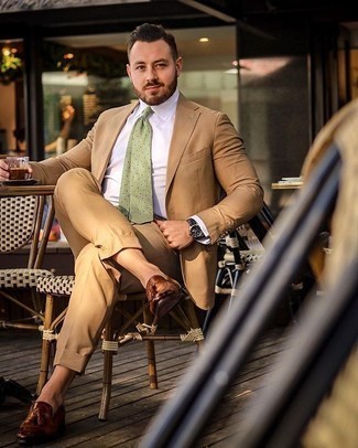 Comment porter une cravate verte à 30 ans: Pense à marier un costume marron clair avec une cravate verte pour un look pointu et élégant. Tu veux y aller doucement avec les chaussures? Termine ce look avec une paire de mocassins à pampilles en cuir marron pour la journée.