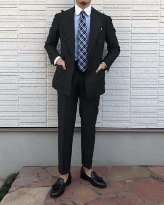 Comment porter une cravate écossaise bleu marine et blanc: Porte un costume noir et une cravate écossaise bleu marine et blanc pour une silhouette classique et raffinée. Si tu veux éviter un look trop formel, termine ce look avec une paire de mocassins à pampilles en cuir noirs.