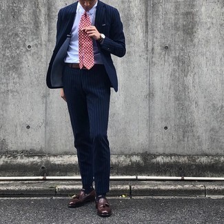 Comment porter une cravate imprimée bordeaux: Porte un costume à rayures verticales bleu marine et une cravate imprimée bordeaux pour un look pointu et élégant. Si tu veux éviter un look trop formel, opte pour une paire de mocassins à pampilles en cuir marron foncé.