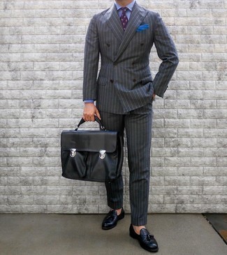 Comment porter une cravate imprimée violette: Pense à marier un costume à rayures verticales gris foncé avec une cravate imprimée violette pour dégager classe et sophistication. Tu veux y aller doucement avec les chaussures? Choisis une paire de mocassins à pampilles en cuir bleu marine pour la journée.