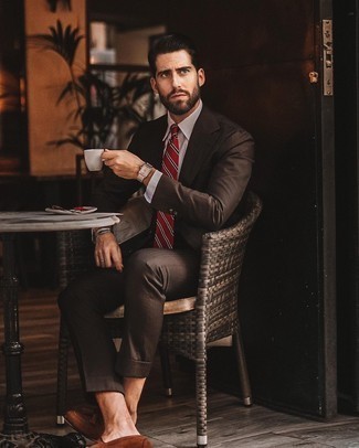 Comment porter une cravate à rayures horizontales rouge: Associe un costume marron foncé avec une cravate à rayures horizontales rouge pour un look pointu et élégant. Si tu veux éviter un look trop formel, choisis une paire de mocassins à pampilles en daim marron.