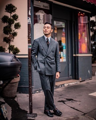Comment porter une cravate bleu canard: Opte pour un costume gris foncé avec une cravate bleu canard pour un look pointu et élégant. Si tu veux éviter un look trop formel, fais d'une paire de mocassins à pampilles en cuir noirs ton choix de souliers.