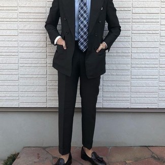 Comment porter une cravate écossaise bleue: Pense à harmoniser un costume noir avec une cravate écossaise bleue pour un look classique et élégant. Si tu veux éviter un look trop formel, assortis cette tenue avec une paire de mocassins à pampilles en cuir noirs.