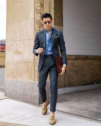Comment s'habiller à 20 ans pour un style elégantes: Harmonise un costume à rayures verticales gris foncé avec une chemise de ville en chambray bleu clair pour dégager classe et sophistication.
