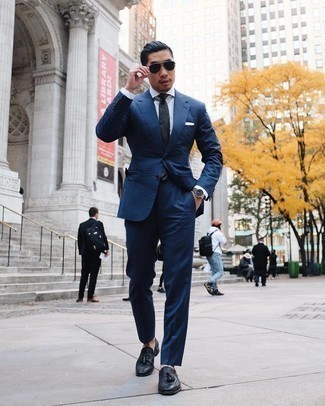 Comment porter une cravate grise à 30 ans: Fais l'expérience d'un style élégant et raffiné avec un costume bleu marine et une cravate grise. Tu veux y aller doucement avec les chaussures? Complète cet ensemble avec une paire de mocassins à pampilles en cuir noirs pour la journée.