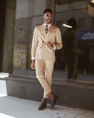 Comment porter une cravate beige pour un style elégantes: Associe un costume marron clair avec une cravate beige pour un look pointu et élégant. Tu veux y aller doucement avec les chaussures? Termine ce look avec une paire de mocassins à pampilles en cuir marron foncé pour la journée.
