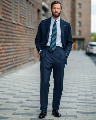 Comment porter une cravate bleu marine et vert: Opte pour un costume bleu marine avec une cravate bleu marine et vert pour une silhouette classique et raffinée. Une paire de mocassins à pampilles en cuir bleu marine apportera un joli contraste avec le reste du look.