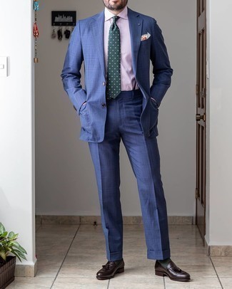 Comment porter une cravate vert foncé: Porte un costume écossais bleu et une cravate vert foncé pour un look classique et élégant. Une paire de mocassins à pampilles en cuir marron foncé apporte une touche de décontraction à l'ensemble.