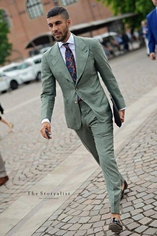 Comment porter une cravate chartreuse à 30 ans: Essaie d'harmoniser un costume vert menthe avec une cravate chartreuse pour un look classique et élégant. Si tu veux éviter un look trop formel, termine ce look avec une paire de mocassins à pampilles en cuir noirs.