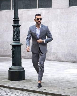 Comment porter un costume gris: Associe un costume gris avec une chemise de ville à rayures verticales blanc et bleu pour dégager classe et sophistication. Une paire de mocassins à pampilles en cuir noirs est une option génial pour complèter cette tenue.