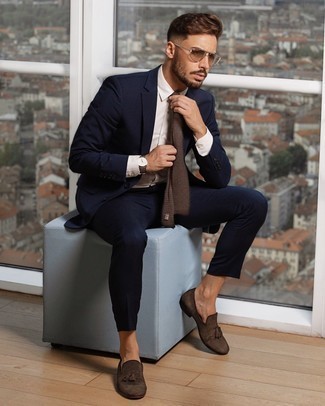 Comment porter une cravate en tricot marron: Choisis un costume bleu marine et une cravate en tricot marron pour dégager classe et sophistication. Jouez la carte décontractée pour les chaussures et fais d'une paire de mocassins à pampilles en daim marron foncé ton choix de souliers.
