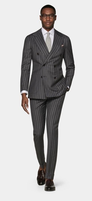 Comment porter une cravate grise: Associe un costume à rayures verticales gris foncé avec une cravate grise pour un look pointu et élégant. Si tu veux éviter un look trop formel, complète cet ensemble avec une paire de mocassins à pampilles en cuir marron foncé.