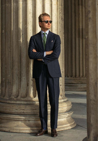 Comment porter une cravate imprimée verte: Essaie d'harmoniser un costume noir avec une cravate imprimée verte pour dégager classe et sophistication. Une paire de mocassins à pampilles en cuir marron foncé apporte une touche de décontraction à l'ensemble.