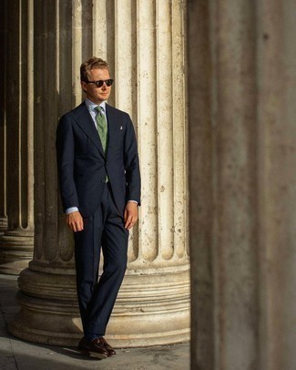 Comment porter une cravate verte à 30 ans: Associe un costume bleu marine avec une cravate verte pour un look pointu et élégant. Jouez la carte décontractée pour les chaussures et complète cet ensemble avec une paire de mocassins à pampilles en cuir marron foncé.