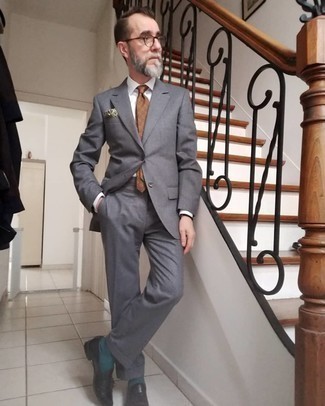 Comment porter une cravate chartreuse après 50 ans: Associe un costume gris avec une cravate chartreuse pour un look pointu et élégant. Jouez la carte décontractée pour les chaussures et opte pour une paire de mocassins à pampilles en cuir noirs.