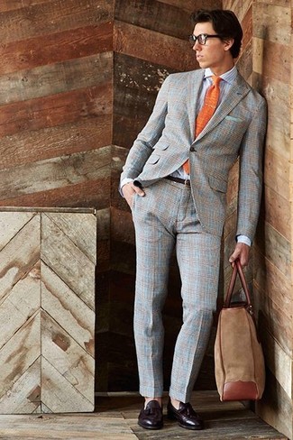 Comment porter une cravate orange: Pense à marier un costume écossais gris avec une cravate orange pour un look classique et élégant. Mélange les styles en portant une paire de mocassins à pampilles en cuir marron foncé.