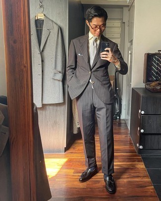 Comment porter une cravate grise: Harmonise un costume à rayures verticales gris foncé avec une cravate grise pour dégager classe et sophistication. Si tu veux éviter un look trop formel, assortis cette tenue avec une paire de mocassins à pampilles en cuir noirs.