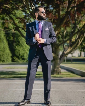 Comment porter une cravate á pois violette: Pense à harmoniser un costume bleu marine avec une cravate á pois violette pour une silhouette classique et raffinée. Pourquoi ne pas ajouter une paire de mocassins à pampilles en cuir noirs à l'ensemble pour une allure plus décontractée?