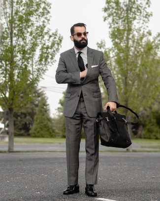 Comment porter une cravate noire: Pense à marier un costume écossais gris foncé avec une cravate noire pour un look pointu et élégant. Si tu veux éviter un look trop formel, choisis une paire de mocassins à pampilles en cuir noirs.