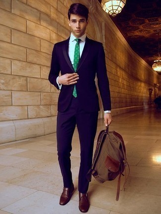 Comment porter une cravate imprimée vert menthe: Opte pour un costume violet avec une cravate imprimée vert menthe pour dégager classe et sophistication. Décoince cette tenue avec une paire de monks en cuir marron.